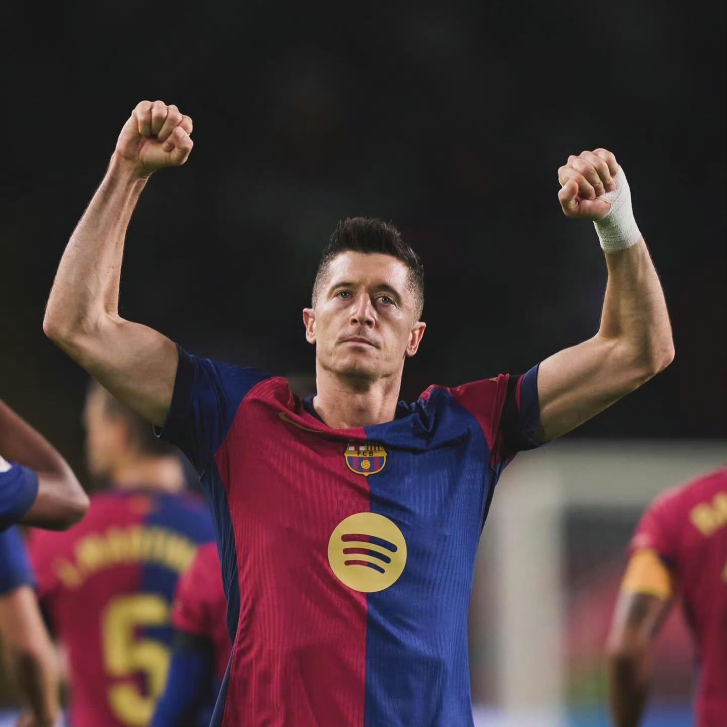 包含莱万多夫斯基在IG比赛中突破纪录风云突变成都蓉城赛后单刀错失，冲刺阶段孟菲斯灰熊造点机会瞬间刷屏的词条